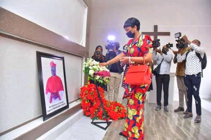 RDC: Olive Lembe Kabila a finit par se recueillir devant la tombe de Laurent Monsengwo Pasinya