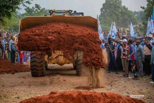 Kasaï Oriental : le gouverneur Patrick Kabeya lance les travaux de construction des 14 km de la voirie urbaine