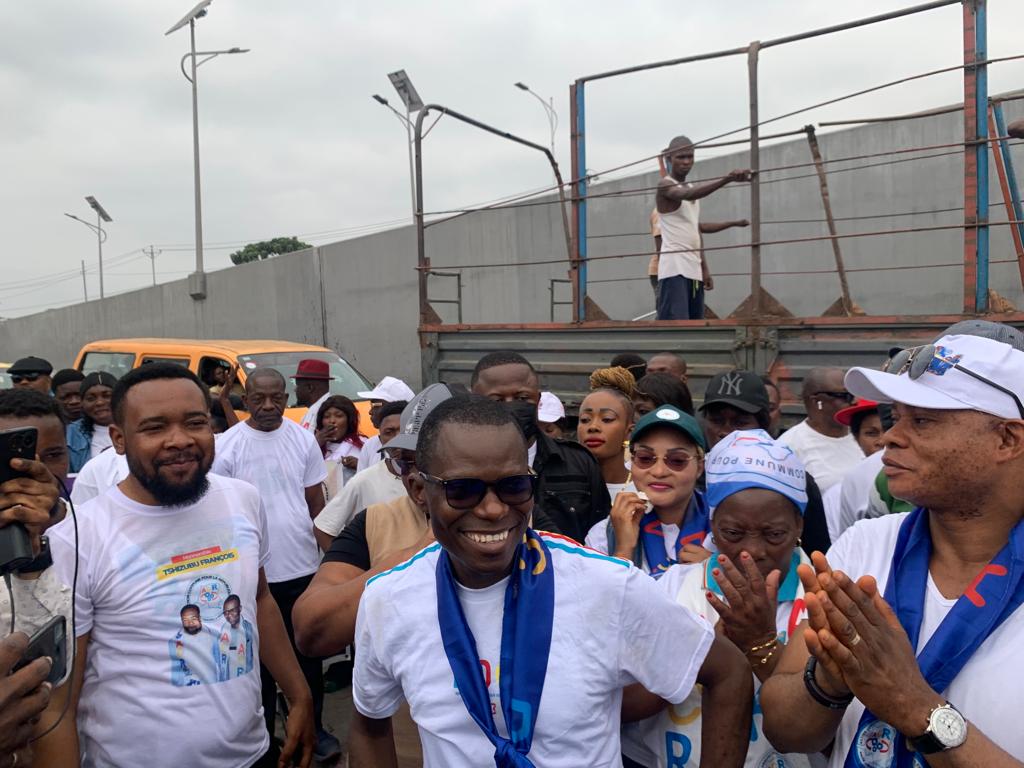 1an de l’ACR : Eliezer Ntambwe parcourt plusieurs kilomètres à pied aux côtés de ses militants dans une marche de santé