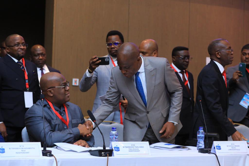 Politique : Un geste démocratique, Félix Tshisekedi serre la main de son principal opposant Martin Fayulu à un mois des élections