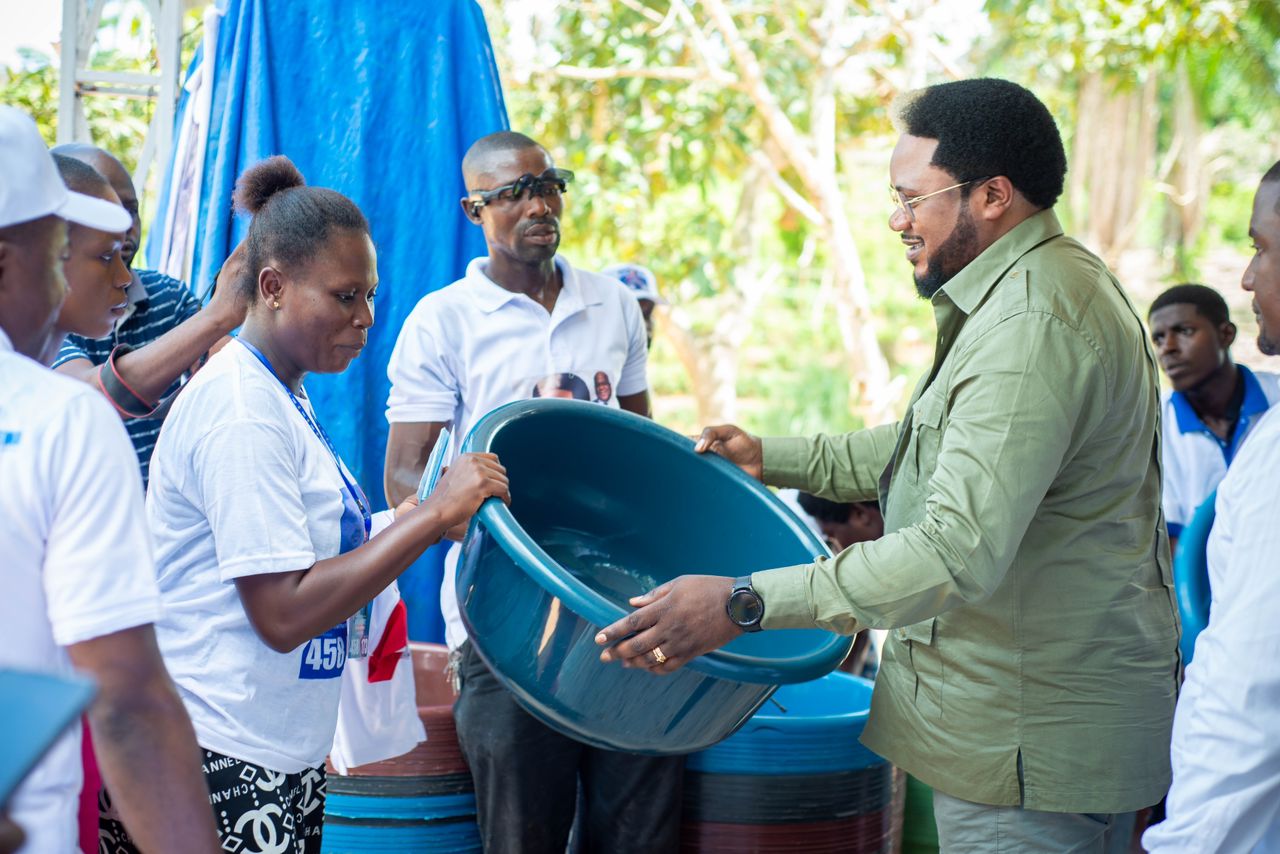 Mont-Ngafula : Jean Thierry Monsenepwo octroie à plus de 500 femmes maraîchères et commerçantes de Kimwenza Gare des fonds et outils pour leurs activités