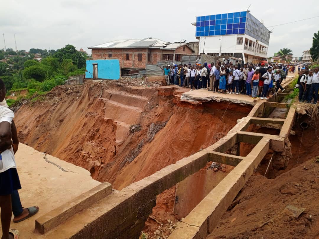 Kananga : Le ravin coupe en deux l’avenue Kasa-Vubu (Reportage)