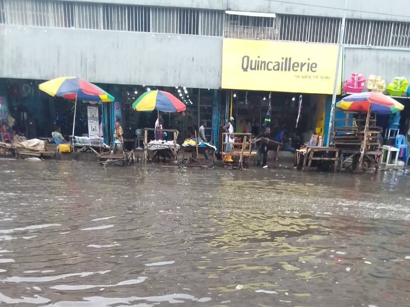 Société : L’avenue du Commerce à Gombe sous les eaux
