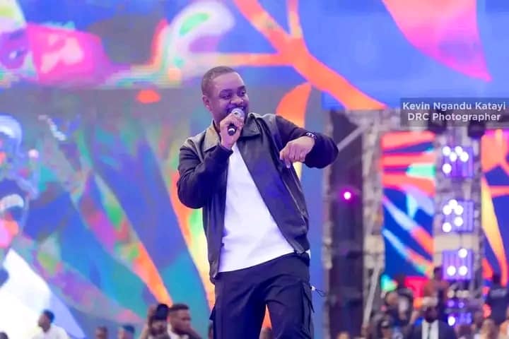 Musique : Mike kalambay s’offre un méga concert dans un Stade des Martyrs rempli comme un œuf