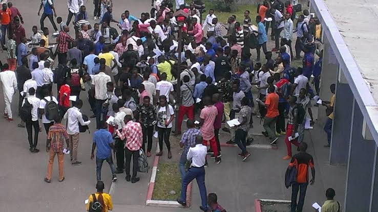 Échauffourée entre les étudiants de l’ISTA et la PNC: la militante Salomé Ekila dénonce la « médiocratie » du pouvoir en place