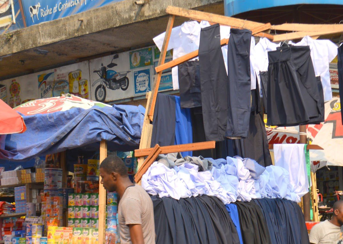 RDC – Kindu : À une semaine de la rentrée, l’effervescence du marché scolaire masquée par la détresse économique