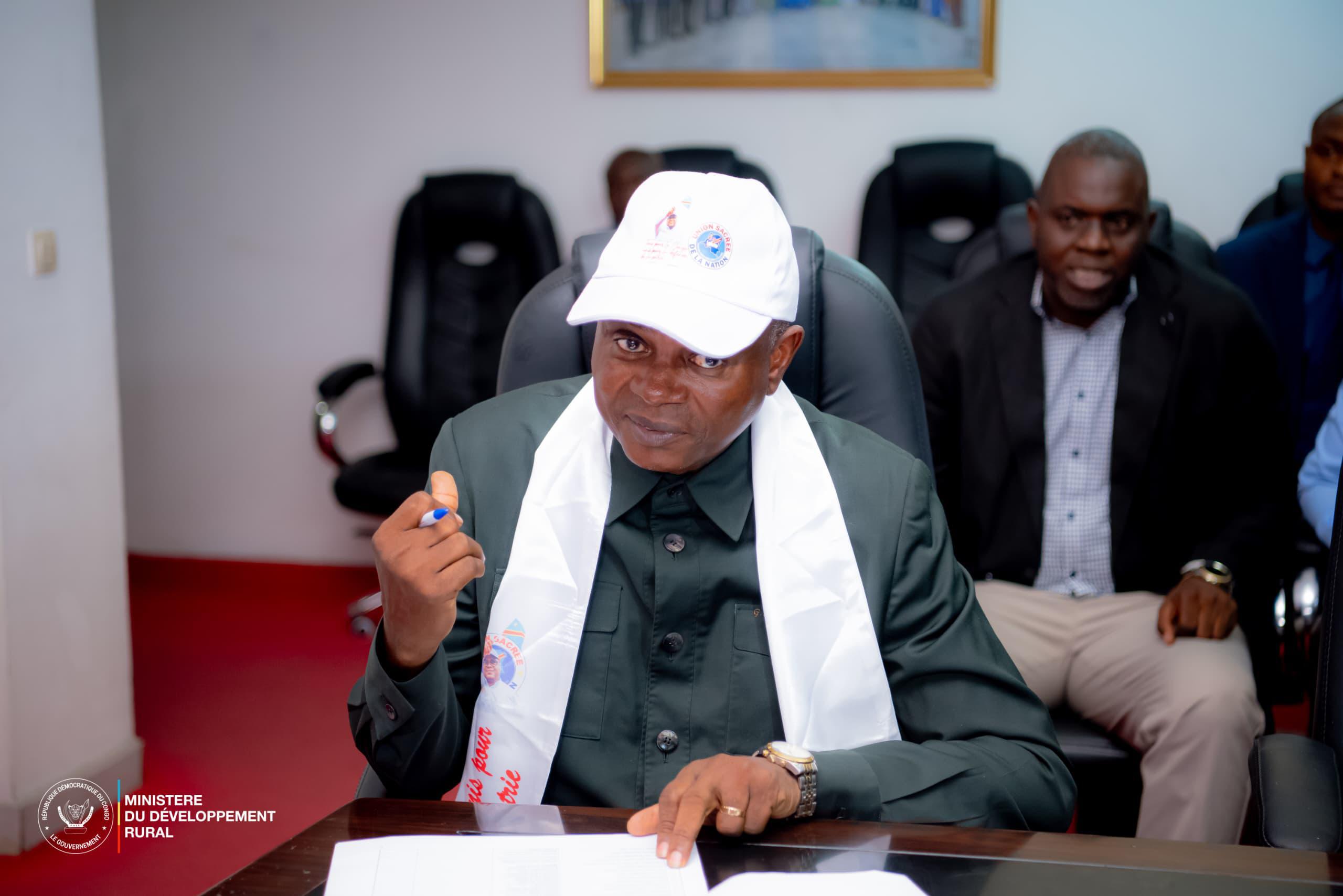 RDC : Grégoire Mutshail Mutomb réaffirme sa fidélité à Félix Tshisekedi en signant la charte de l’Union sacrée